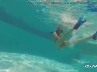Super buhok na kulay kape patutot kendi swims sa ilalim ng tubig