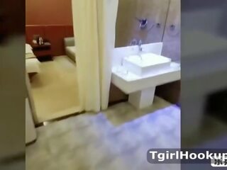 Ajo është një nxehtë beguiling orjentale tajlandë transvestit duke f