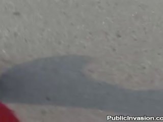 Genç kadın olduğunu vererek parodi iş en the uyuyan istasyon