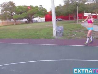 放蕩 嬌小 克洛伊 foster dunked immediately afterwards 打 球