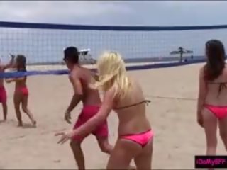 Enticing besties filma plaçkë në the plazh dhe enjoyed groupsex