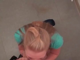 Білявка ex-gf вдарив над ванна кімната раковина