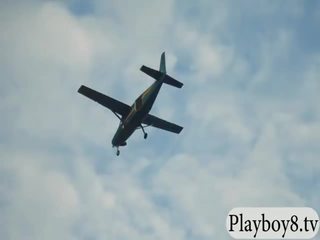 Badass smashing 辣妹 sky diving 和 有 有趣 在 該 海灘