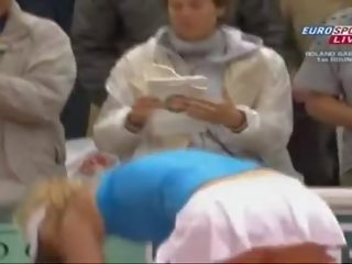 Carolinewozniacki paris 09 dvignjeno krilo