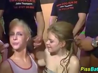 Сеча chuggers смоктати сеча від крани