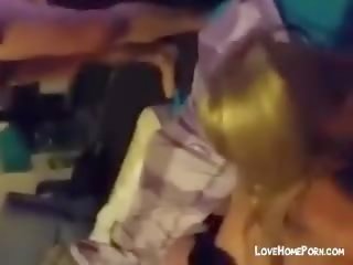 Рус съпруга в чорапогащи отнема на три пичове при веднъж