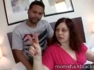 Сексапилна блудница има изненадан от а черни момчета голям шоколад инструмент