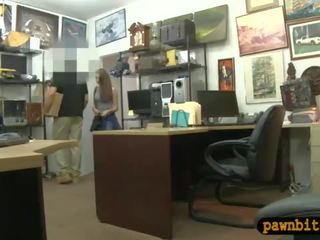 매력적인 stunner pawns 그녀의 고양이 과 두드리고 에 그만큼 pawnshop