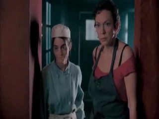 Neve campbell standing stark stripped içinde the middle of the restaurant, holding the wino glass as she begins the speech while we see her ýelin. we also see the view of neve stripped from behind, r