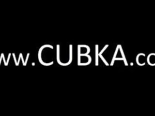Танцуване duet на две грандиозен darkhairs