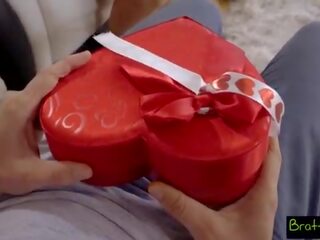 Bratty stepsis - málo stepsister falls pre stepbrothers vday prekvapenie s4&colon;e4