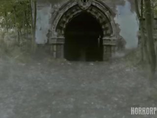 Horrorporn 젊은 여자 twisted 에 unnatural 위치