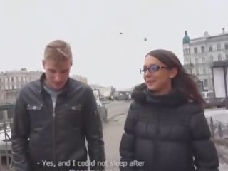 Дъщеря с приятен лице гърло наистина трудно
