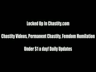 Oversexed 무어 locks 당신의 useless 수탉 올라 에 에이 순결 장치