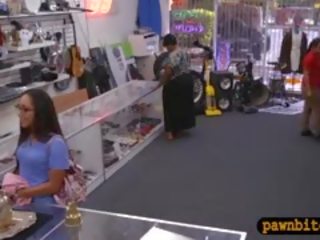 殊死 耍大牌 sells teapot 和 搗爛 在 該 幕後