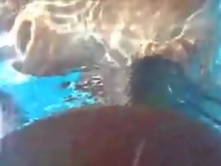 他妈的 一 巨大 小鸡 在 该 水池