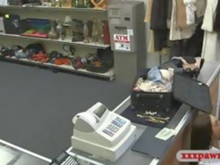 Sedusive flight attendant uhmerdatud poolt pawn linnavurle juures a wc