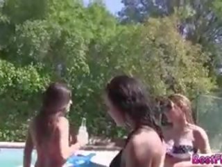An all lady basseýn weçerinka on a tomus