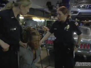 Mechanic магазин owner отримує його інструмент polished по libidinous жінка cops