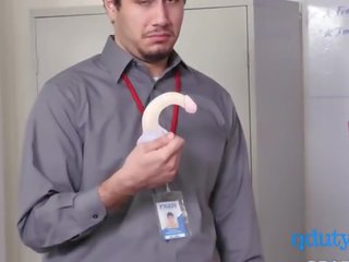 Dua karyawan datang ke bos kantor