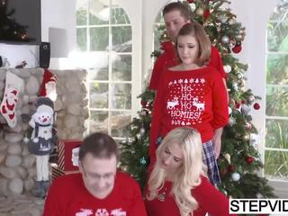 Riley mae balluke të saj stepbro në krishtlindje