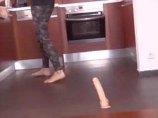 잔인한 장난감 삽입 에 그녀의 체코의 구멍