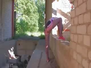 Голодний беата adolescent знімання одягу