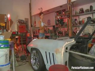 Wrenching משם עַל גַבֵּי ה hotramrod