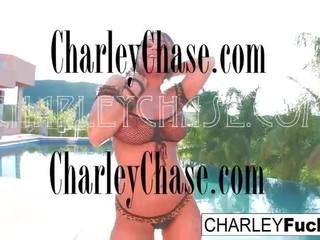 Charley 视频 离 她的 有吸引力 体