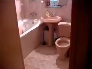 吸吮 該 陽具 和 自慰 在 該 浴室
