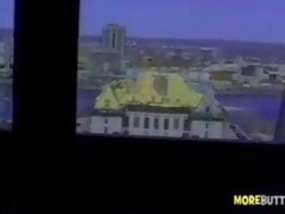 Apdullinātas jauns sieviete jāšana kāts