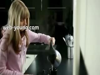 Joshës bjonde me gentle gishtat