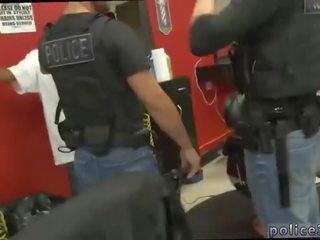 Muskul cigar policët lakuriq pederast robbery suspect