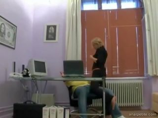 Bokong xxx video di sebuah kantor