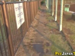 青少年 urinate 在 公