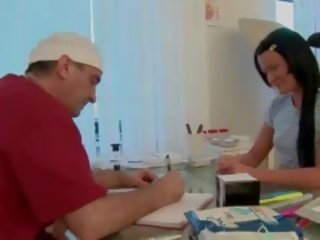 Surgeon spies në e tij epror i durueshëm