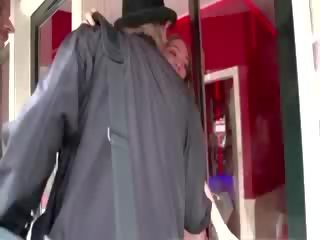 Amateur amsterdam harlot sucks on boner