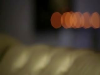 壮大 優れた darkhair 上の 私の ソファ