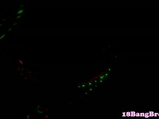 刺穿 青少年 釘 1 小時 後 她 dances