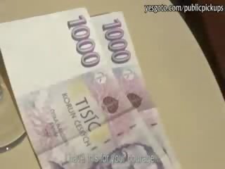 Масов цици аматьори тъмен коси модел прецака в публичен място