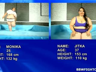 Greased desirable sized нисък и набит в уникален wresting мач