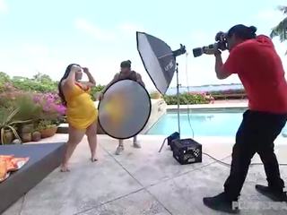 Гарненька товстушка емма двір замку трахає жеребець photographer