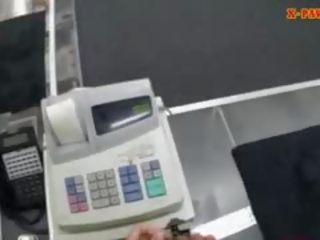 Owadan talyp flashes her süýji emjekler for pul
