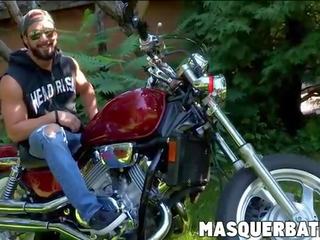 Bearded copë çiklist solo masturbim