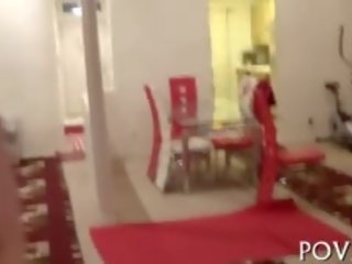 험악한 굉장한 젊은 여자 노출하는 그녀의 얼간이