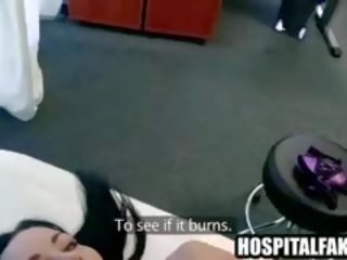 E imët i durueshëm duke masazhin nga të saj profesor