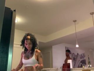 Provocative latina putting the groceries away then take a big ireng pecker &lpar;part 2&rpar;