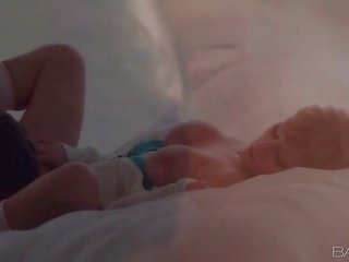 놀랄만한 렉시 제비 이 관능적 인 성인 비디오 mov