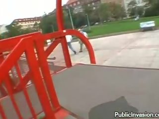 Дівчина є показ від її desirable gazoo на відкритому повітрі