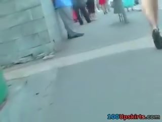 Blondinke punca je delightful upskirting